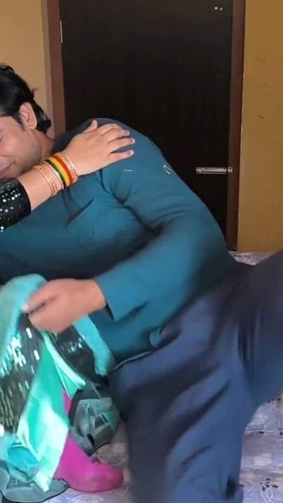 Ne chod diya laddu kha ke chhoti üvey kız kardeş yirmi bin mein chud gayi | Klip 1