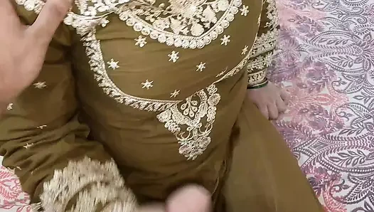 Üvey anne ders çalışırken onu elinde bir yarak tutarken gördü - Hintçe ses