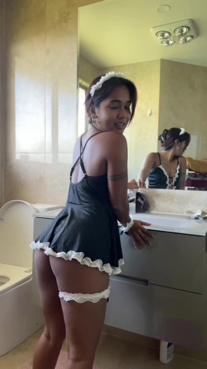 Küçük Hintli kız mia z mastürbasyon yaparken mastürbasyon yapıyor