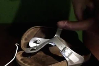 Cumming kız arkadaşının sandalet