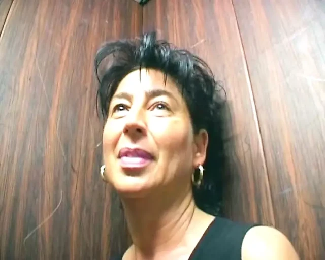 Yaşlı Alman kadın bodrumda döl yiyor