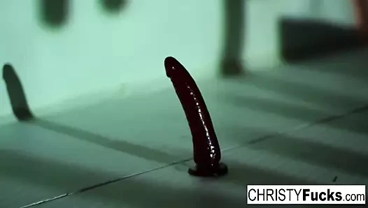 Christy the korsan inanılmaz kıçıyla oynuyor ve sıkı ıslak