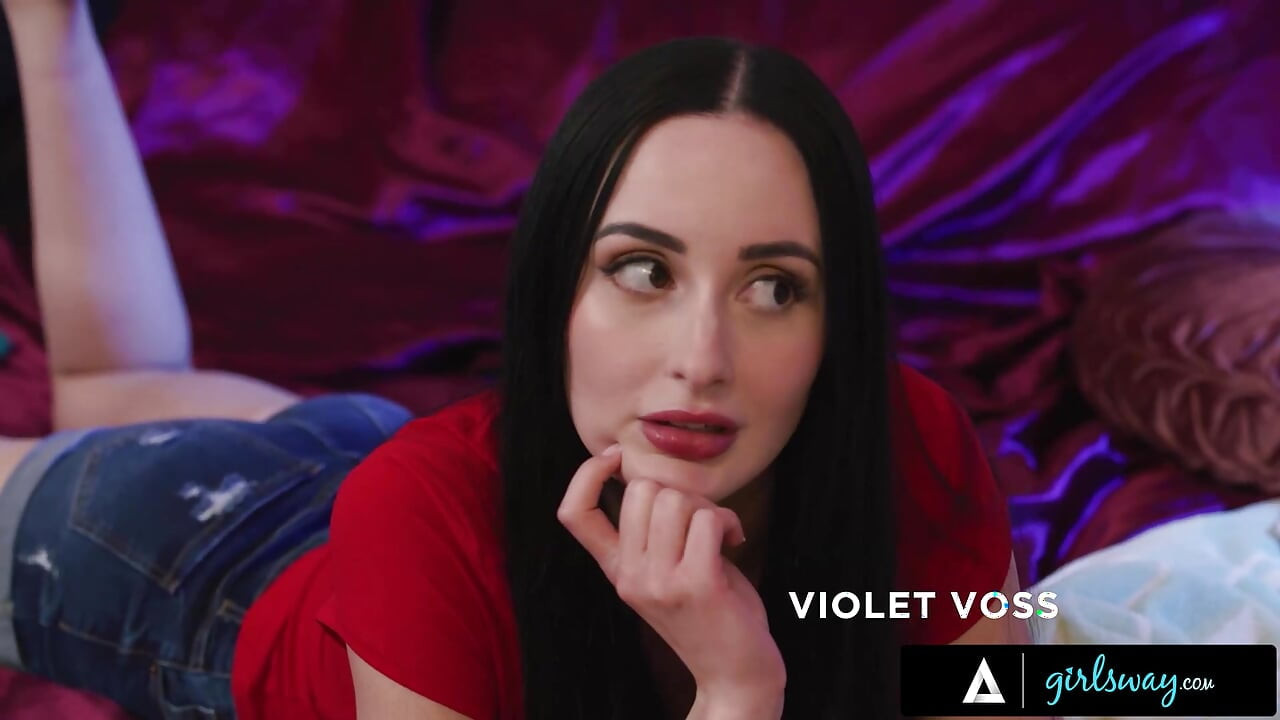 Girlsway - kızgın Charlie Valentine evin üzerinde Violet Voss ile yüzleşir ve ateşli seksle sonuçlanır
