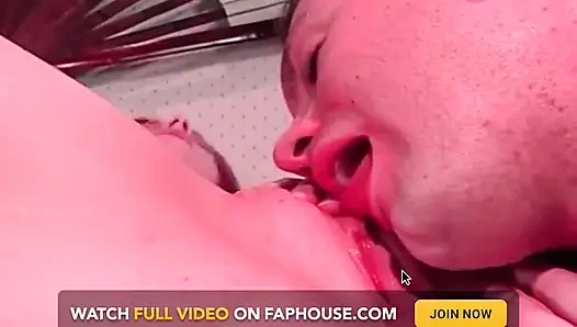 Kızıl saçlı güzel kadın tutkuyla yalanıyor