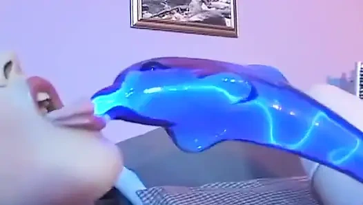 Yeni cinsel deneyimler arayan bir sarışın için ateşli anal sikiş