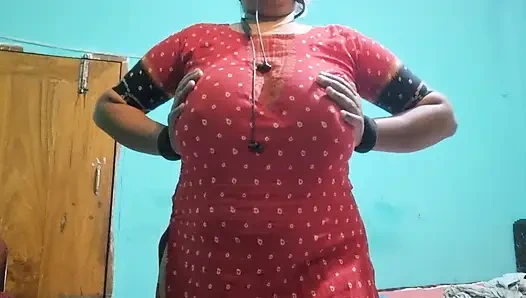 Yakın çekim büyük göğüslerimi gösteriyor ve parmaklarımla mastürbasyon yapıyor