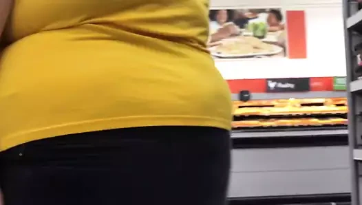 Özensiz göbekli iri güzel kadın