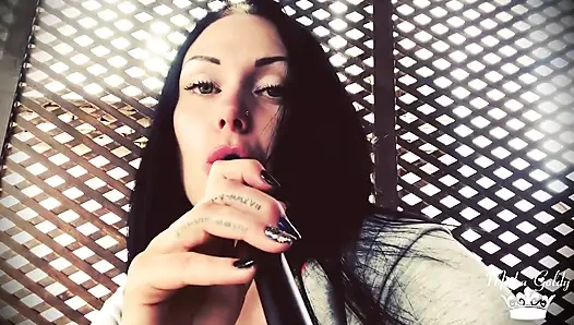 Burnu kaşınan nargile dumanı emiyor ve her zaman kaşınıyor!