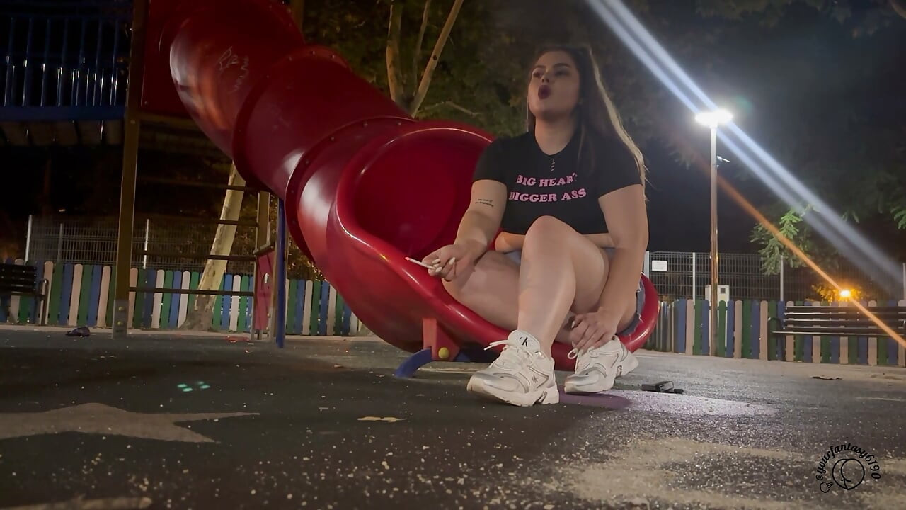 Midnight Smoking'de parkta yalnız