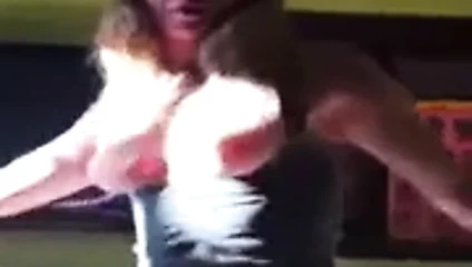 jennifer lawrence montre et bouge ses gros seins