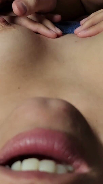 Seksi MILF emilirken inliyor | Bölüm 3
