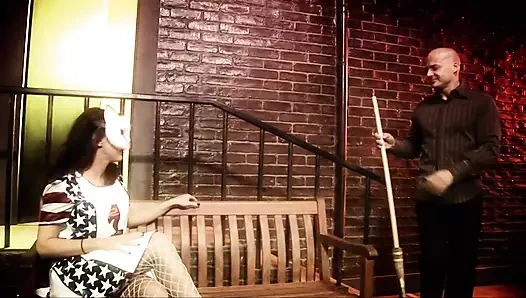 Kedi maskeli seksi esmer karanlık bir sokakta sikiliyor