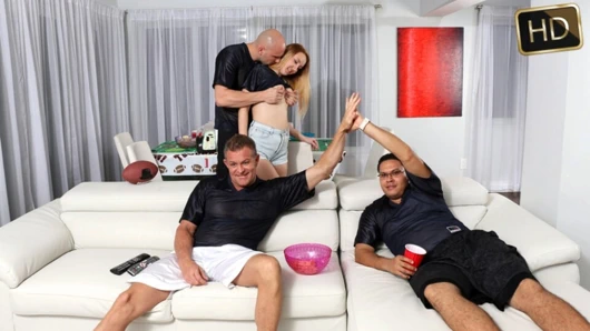 Familystrokes - yaramaz sürtük ıslak amına çakması için şanslı damızlığı baştan çıkarıyor