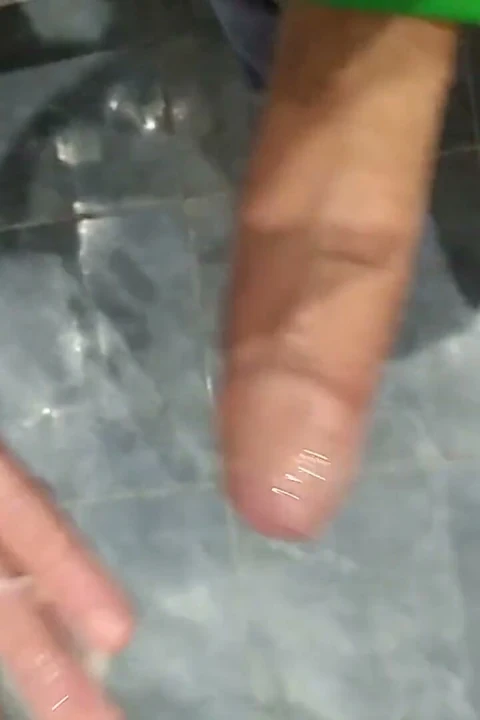 Zayıf adam koşmaktan geri dönüyor ve banyoda sikinden dölünü boşaltıyor