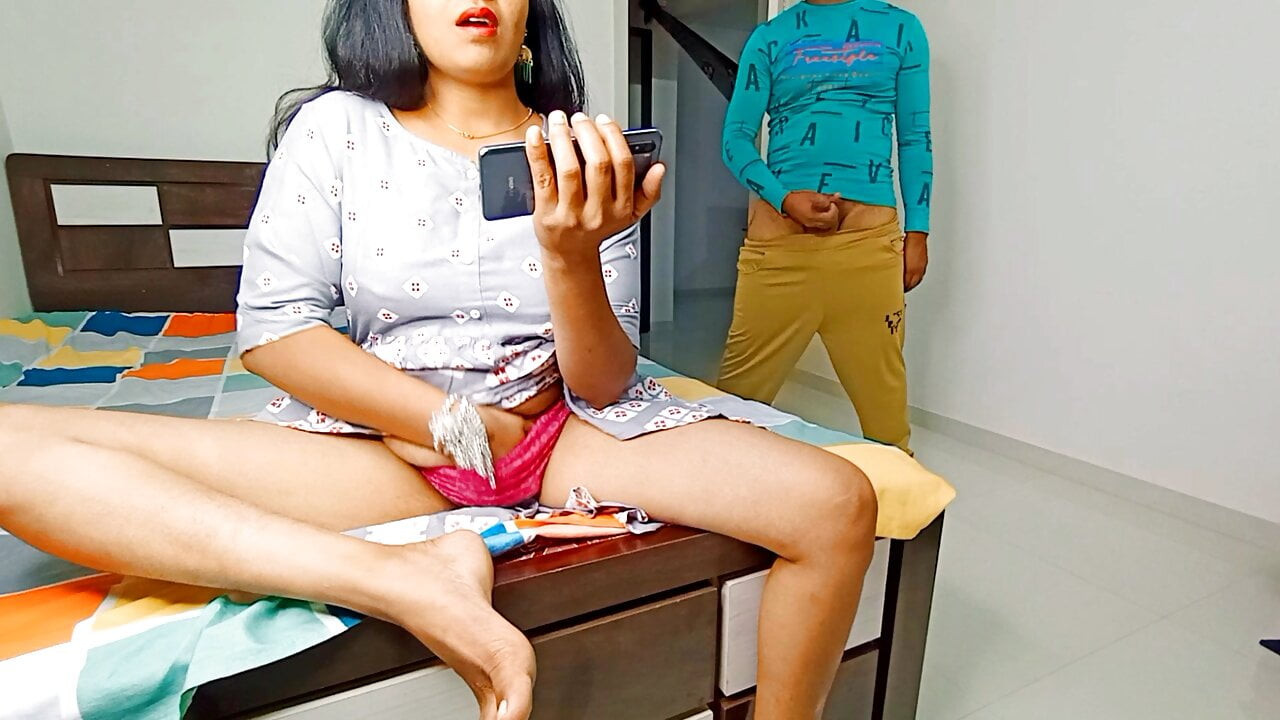 Chori chori se komal chut me ungli kar rahi thi