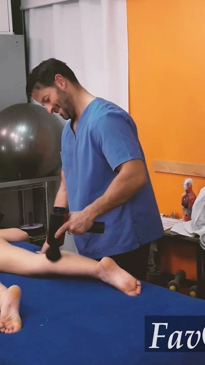 Ateşli genç dansçı sapık masörü ziyaret ediyor ve mastürbasyondan sonra sikişiyor | Klip 1
