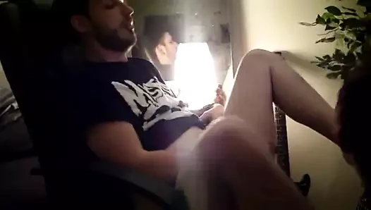 Twink bir gece geç saatlerde yurtta arkadaşını dışarı çıkarıyor