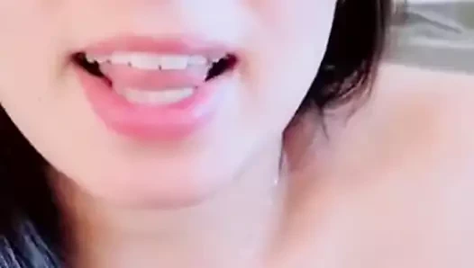 Esposa safada chingando o corno enquanto ele goza