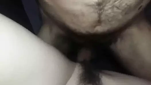 Sa chatte poilue se fait bien limer