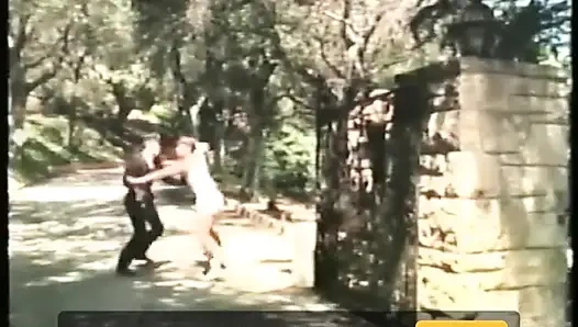 Electric Blue 43: büyük memeli sorun