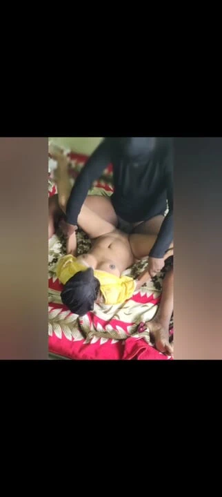 Hintli üniversiteli kız sert yarakla sikişiyor