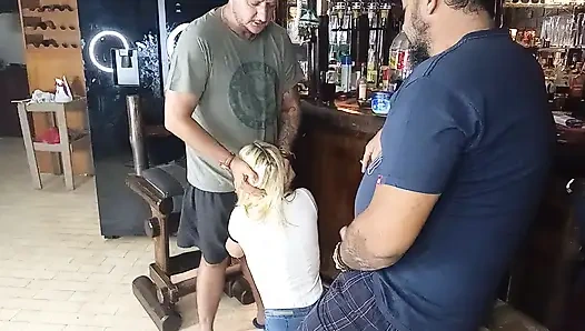 Erkek arkadaşı ve en iyi arkadaşı tarafından yüzü sikiliyor