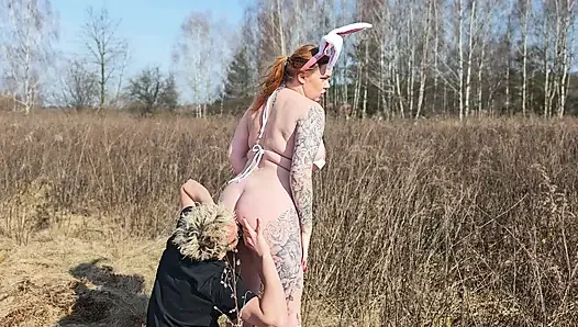 Польский Rabbit трахнули в поле. Он сосет член, пока не кончит на его сиськи