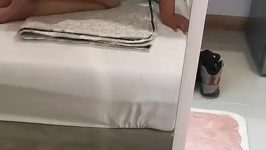 Kadın uçuş görevlisi binmeden önce alıyor