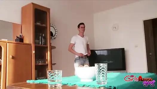 Kapıdan kapıya satıcı sikiliyor