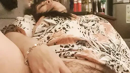 Üvey anne üvey oğluna kamerada ateşli amını gösteriyor