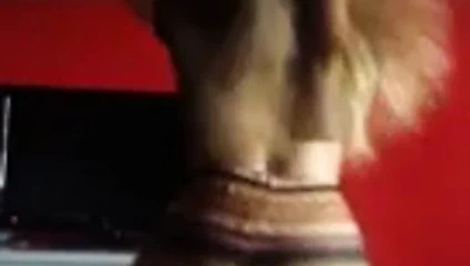 Latin kadın twerk yapıyor