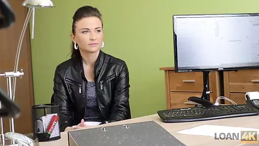 Yeni bisiklet çok paraya mal oluyor, bu yüzden esmer kedi deliniyor