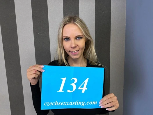 Fotoğraf çekiminden sonra sarışın yayılır