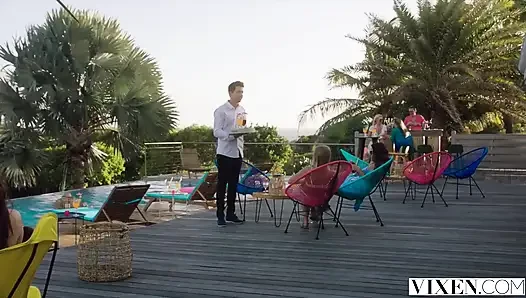Vixen muhteşem kızıl saçlılar tatildeyken barmeni baştan çıkarıyor