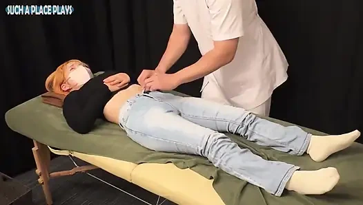 F fincanlı büyük memeli kız daha fazlası için yalvarıyor, sesini tutarken ve ezici bir bitirişle karşılaştığında doruk noktası titreşiyor