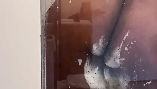Bu şişman temizliyor