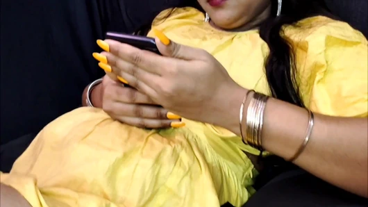 Üvey erkek ve üvey kız kardeş -bhai se chudwa rahi thi tabhi üvey anne aa gai