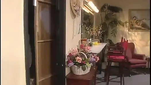 Çiftlik kızı amının içine girmeden hemen önce dizlerinin üzerinde yarak emiyor