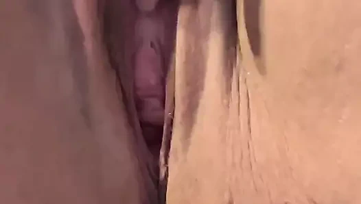 Evli kadın kendine yumruk sokuyor