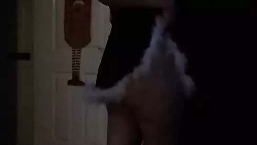 Bayan Noel Baba, Noel Baba'nın sa'sını arayan üst kattan aşağı cumming