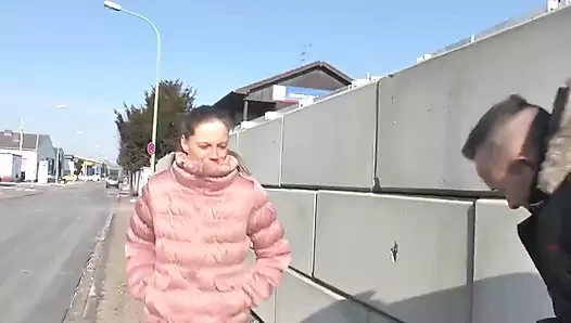 Minyon orta yaşlı seksi kadın büyük yarak üzerinde