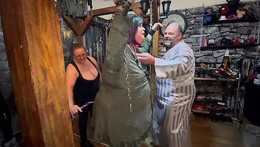 Bölüm 1:- Domina Satana ve Lanista Bear ile yeterince yarak emmediği için Stephanie için ceza seansı.