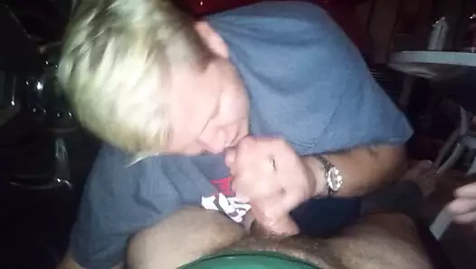 Genç sarışın ayı babası Mike'a sakso çekiyor