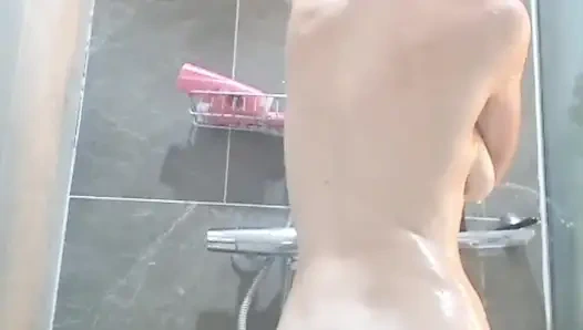 Kendimi azdırıyorum, deliklerimi gösteriyorum ve duşta tıraş oluyorum