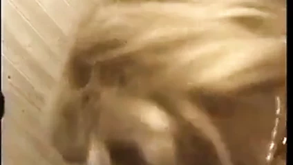 Blonde Italienerin wird von zwei Hengsten doppelt