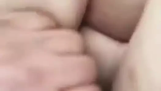 olgun esmer bacak omza veriyor