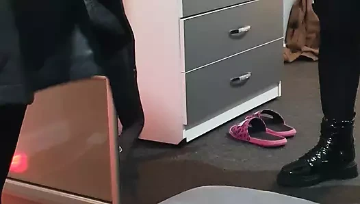 Seksi taytlı üvey anne üvey oğlunun önünde yeni deri ceket deniyor