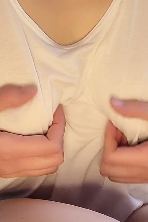 Beyaz t-shirt gür dildo solo orgazm