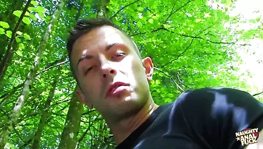 Ormanda seksi bir esmerle tanışmak adamı açık havada anal seks için motive ediyor