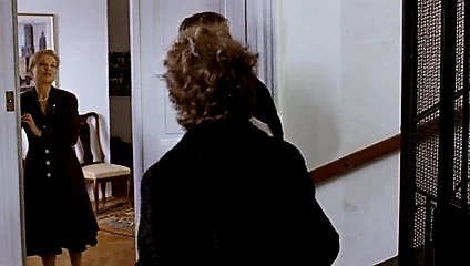 Müzik çalmayı ve izlemeyi sever.